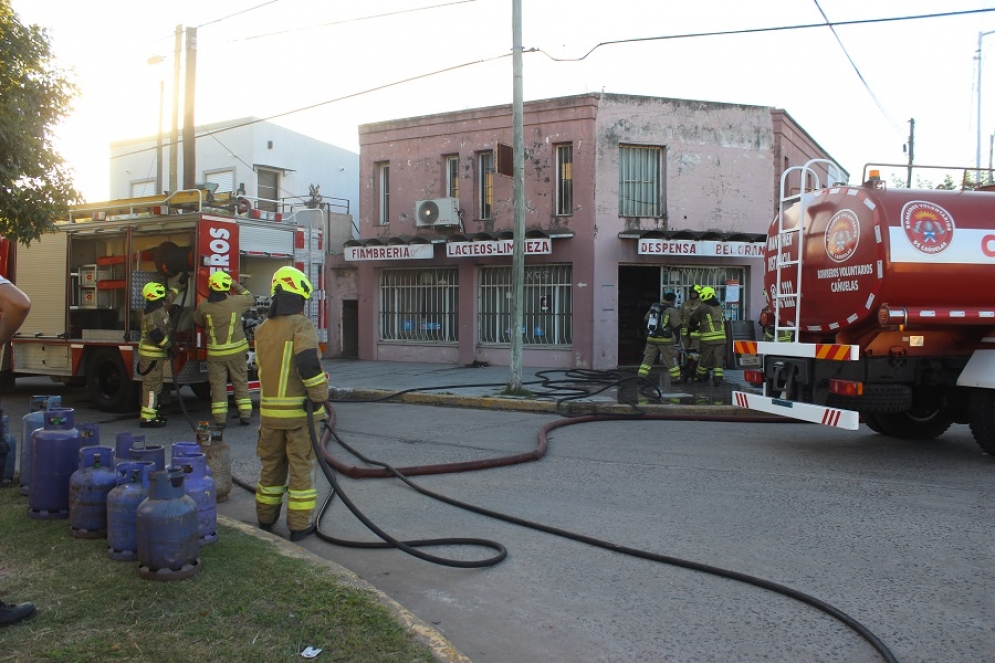 El incendio sucedi&oacute; en la intersecci&oacute;n de Belgrano y San Vicente.