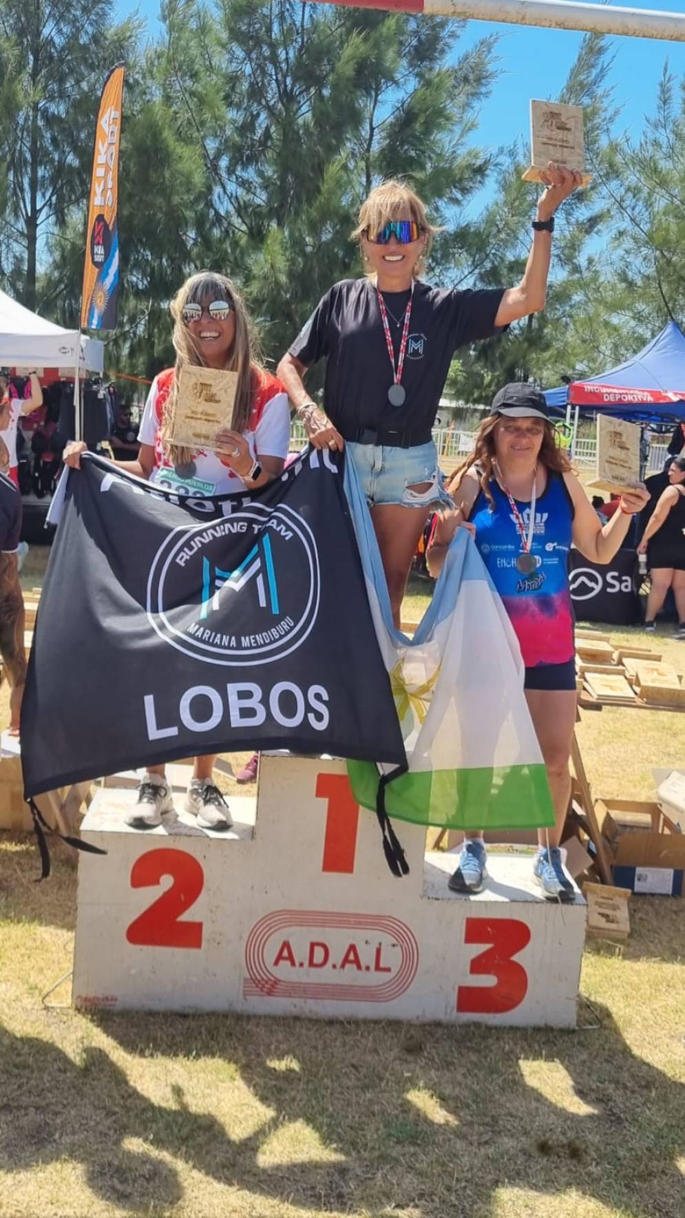 Mirta Dom&iacute;nguez en lo m&aacute;s alto del podio.