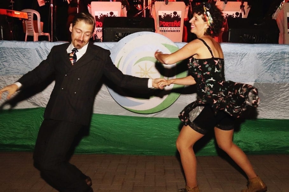 Los bailarines, disfrutando de "La Porte&ntilde;a Jazz Band".