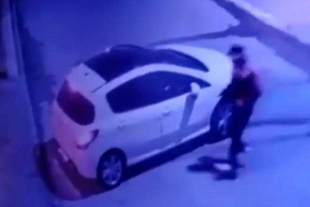 Un malandra subi&eacute;ndose al Peugeot 308 de Sof&iacute;a. 