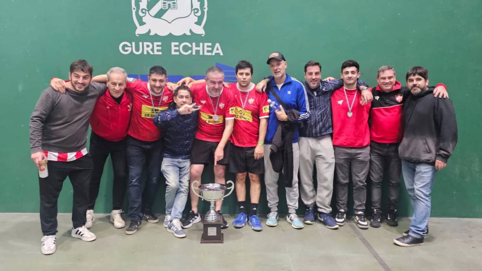 Los campeones acompa&ntilde;ados por familiares&nbsp;y&nbsp;amigos.