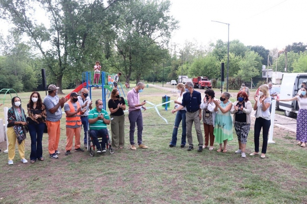 El tradicional corte de cinta.