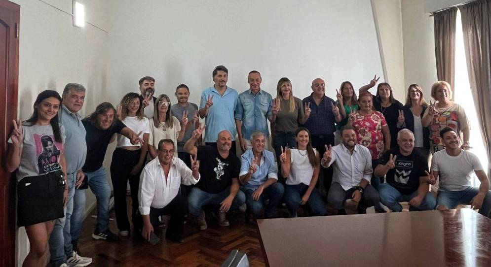 La foto que se tom&oacute; el viernes lo tenia a Suarez (2&deg; de la izq.) en las filas pejotistas.