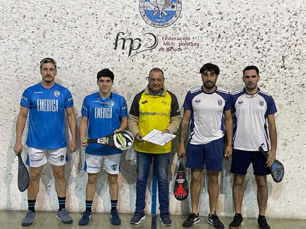 La dupla ca&ntilde;uelense (blanco) que juega en el trinquete de&nbsp;calle&nbsp;Acu&ntilde;a.