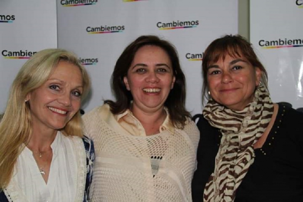 La titular del Consejo (izq) junto a las legisladoras Blasco y Vasallo.