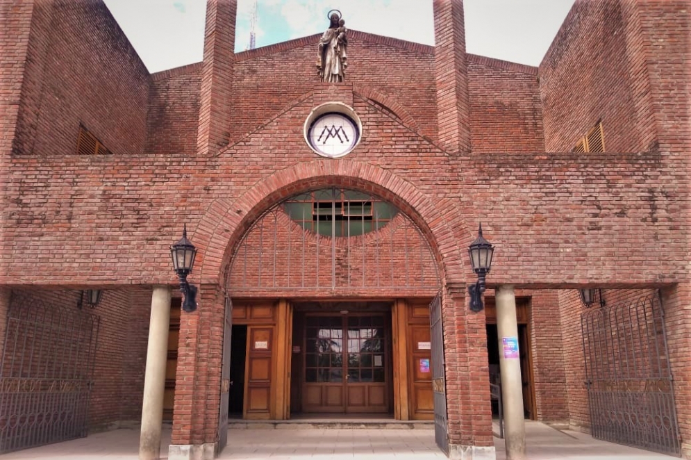  En caso de no poder convencer a Caruso para que contin&uacute;e, el Obispo de la Di&oacute;cesis de Laferrere, Monse&ntilde;or Jorge Mart&iacute;n Torres Carbonell deber&aacute; designar a su reemplazante.