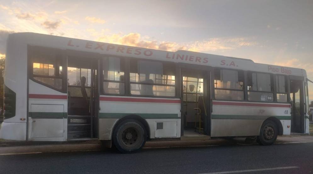 El colectivo implicado, frenado en el carril r&aacute;pido.