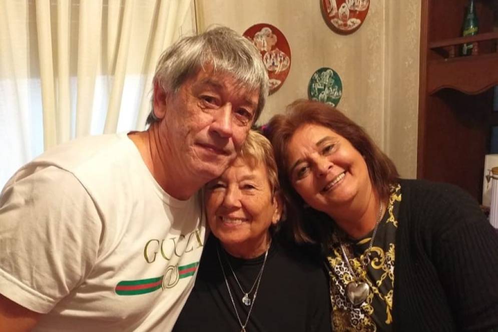 Mar&iacute;a Delia entre su hijos. 