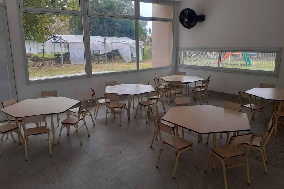 Un sal&oacute;n del jard&iacute;n N 919, con el mobiliario completo.