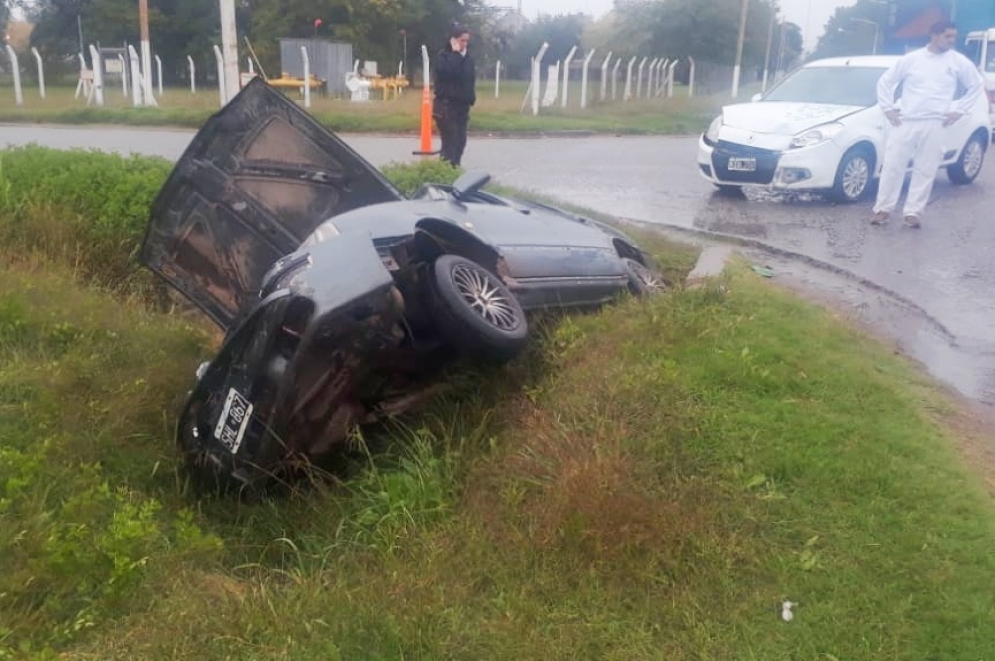 El Renault 19 qued&oacute; tumbado en la alcantarilla. 