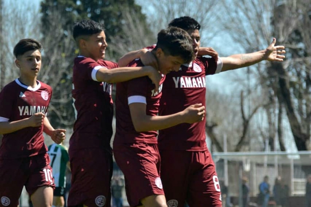 Emiliano, abrazado por dos compa&ntilde;eros despu&eacute;s de la gran definici&oacute;n.