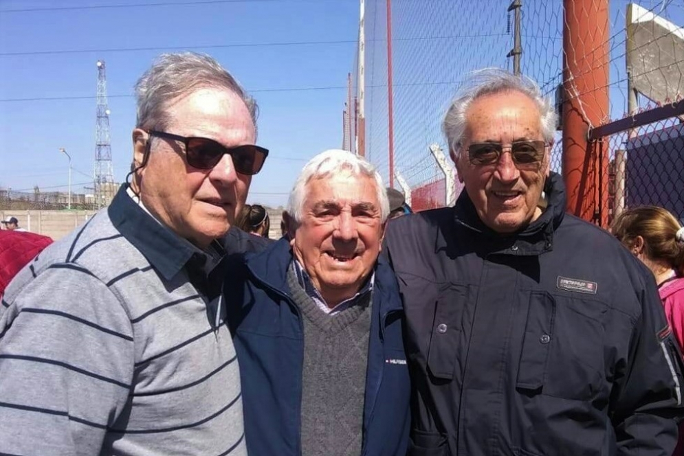 Carlos Penna y Manin Gil junto a Rolando Ponce (derecha), uno de los vitalicios fallecidos que ser&aacute; homenajeado este domingo.