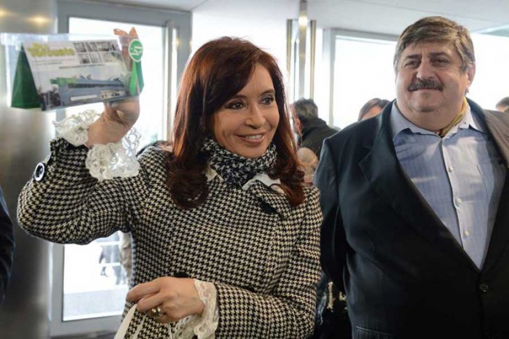 Cristina Fern&aacute;ndez junto al Secretario General de Smata, Aldo Pignanelli.