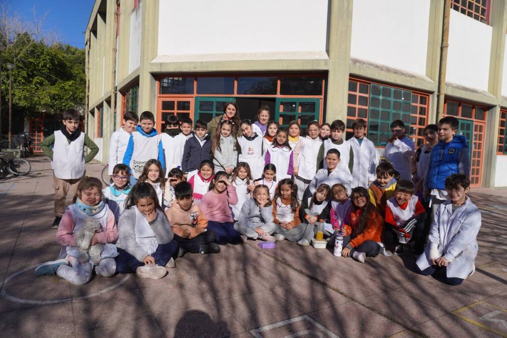 Los alumnitos de 3&deg;, en el patio interno de "la 27".