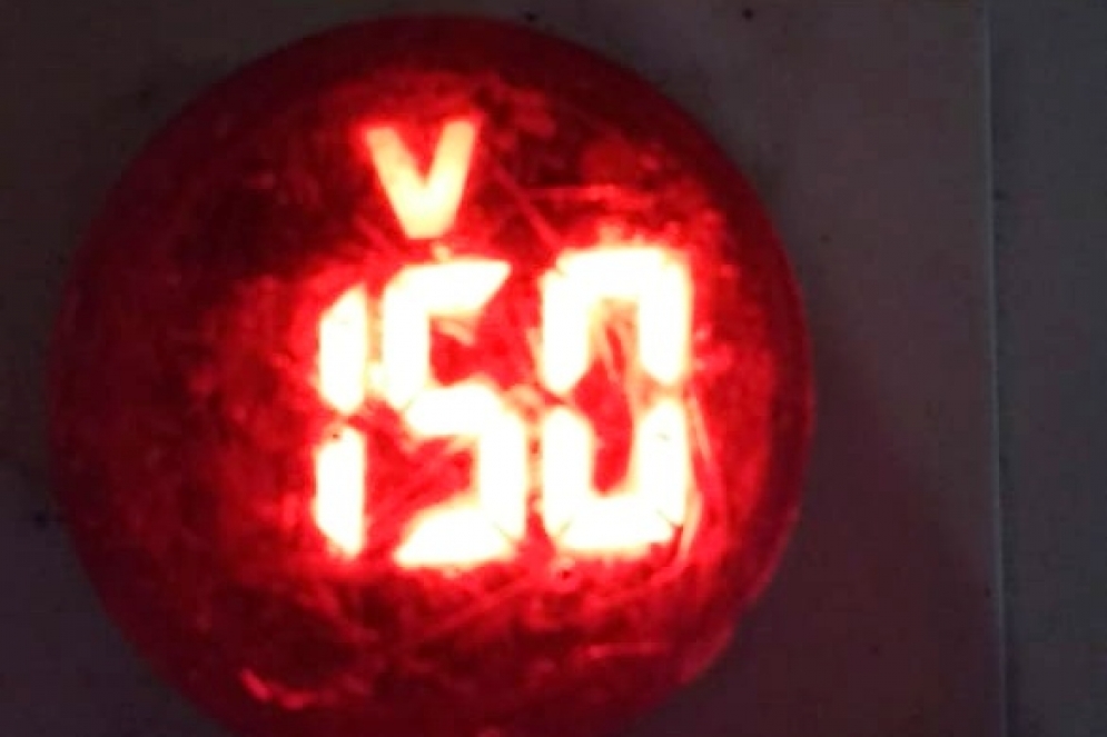 Vecinos de La Uni&oacute;n denuncian que viven con 150 voltios de energ&iacute;a