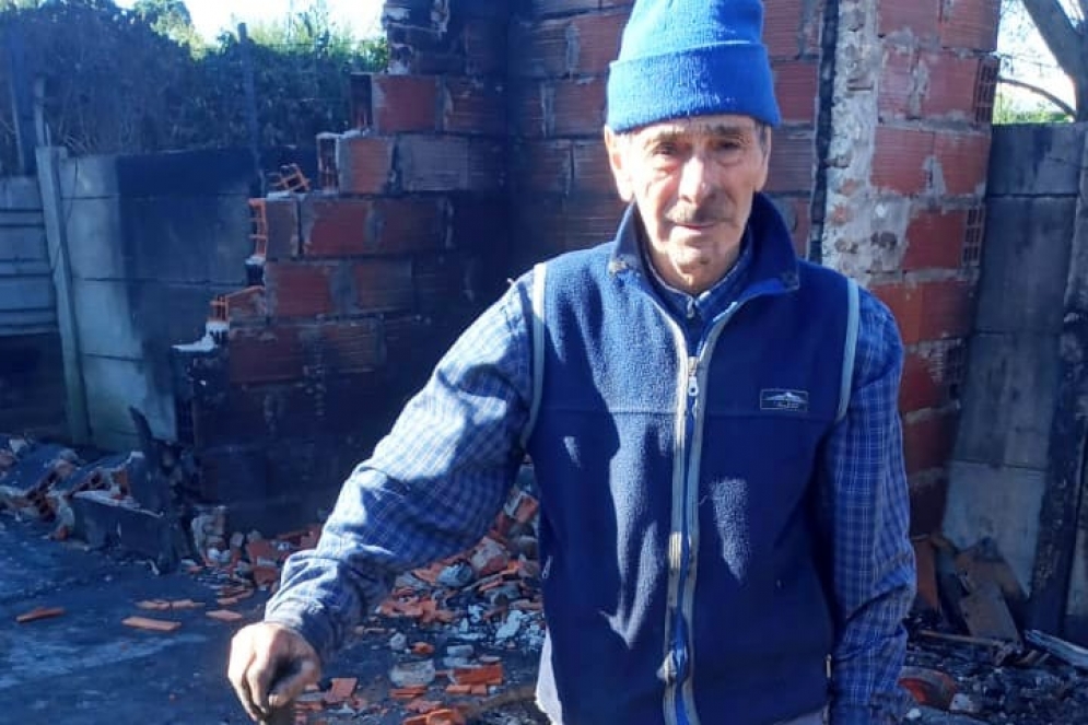 Guerrero empezando a remover los escombros.