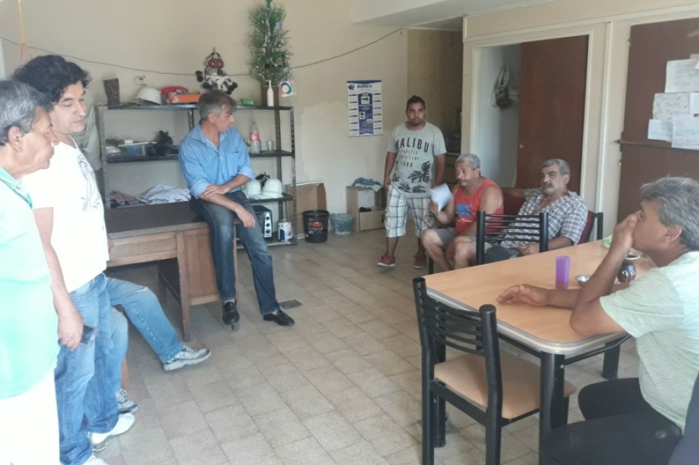 Juan &Aacute;ngel Cruz y representantes de Frigocarne reunidos.