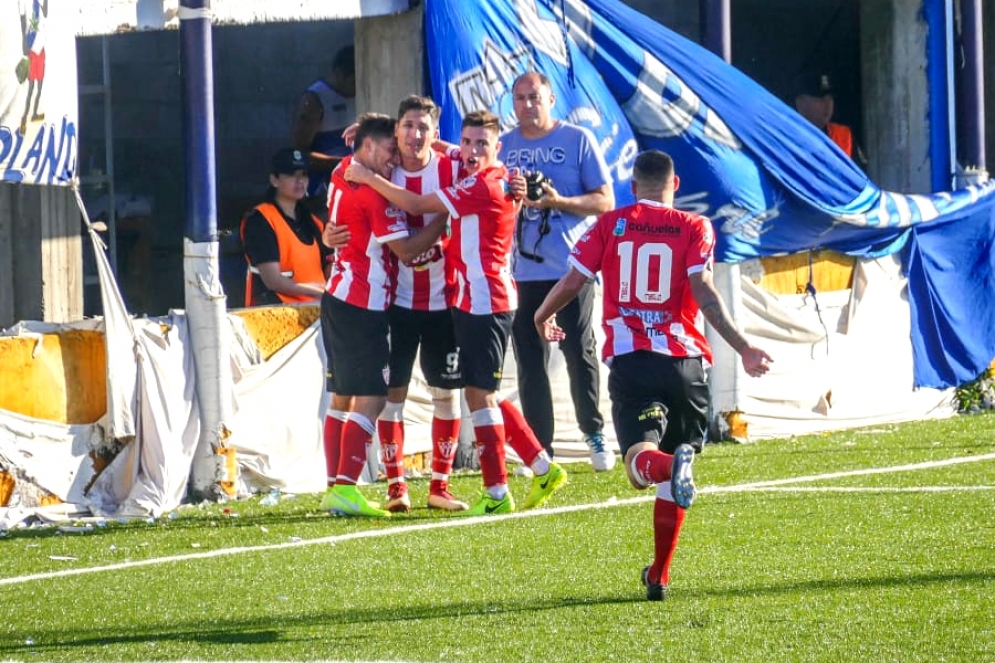 Silva recibe el reconocimiento de sus compa&ntilde;eros.