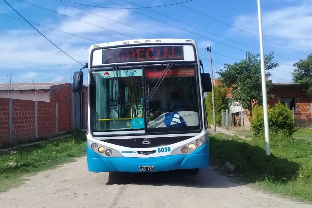 El interno de la empresa San Vicente transitar&aacute; por las calles de tierra del barrio.
