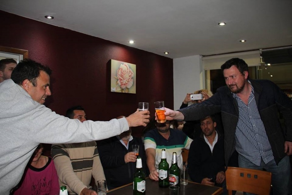 Duhalde y Mac Goey brindando luego del triunfo el &uacute;ltimo domingo por la noche. 