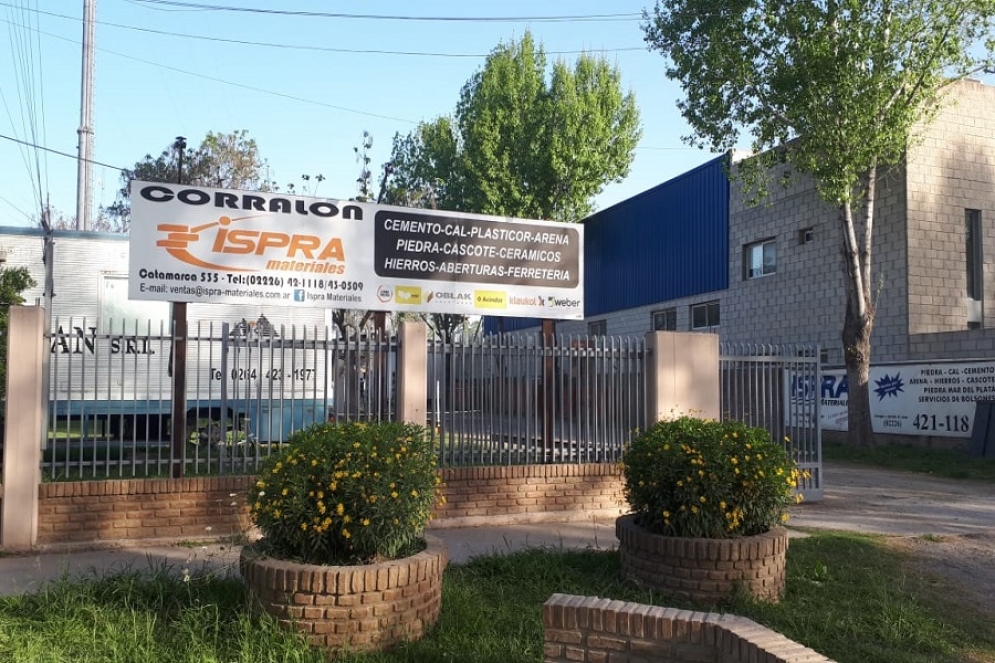 La fachada de la empresa que sufri&oacute; el asalto.