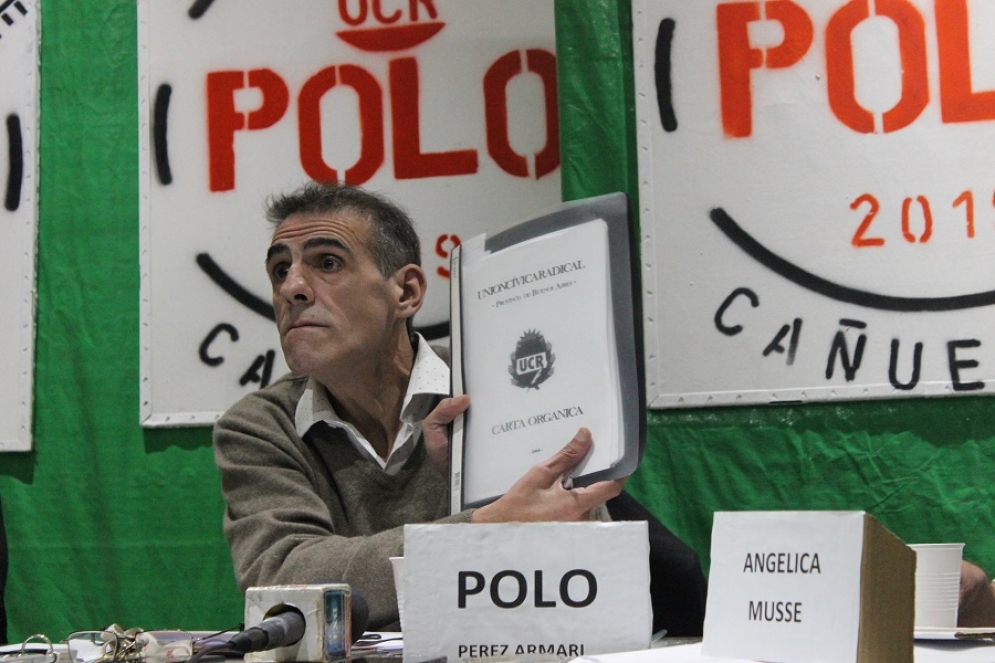 Cristian Polo P&eacute;rez Armari mostrando la Carta Org&aacute;nica del partido. 