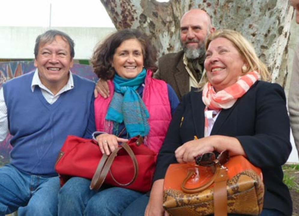 I&ntilde;iguez y su esposa rodeados por los diputados Flores y Carrio. Fuente: El Ciudadano