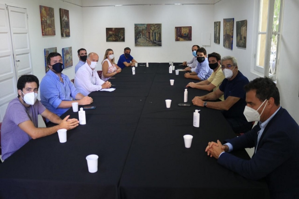 Mac Goey junto al intendente de Lan&uacute;s, N&eacute;stor Grindetti. 