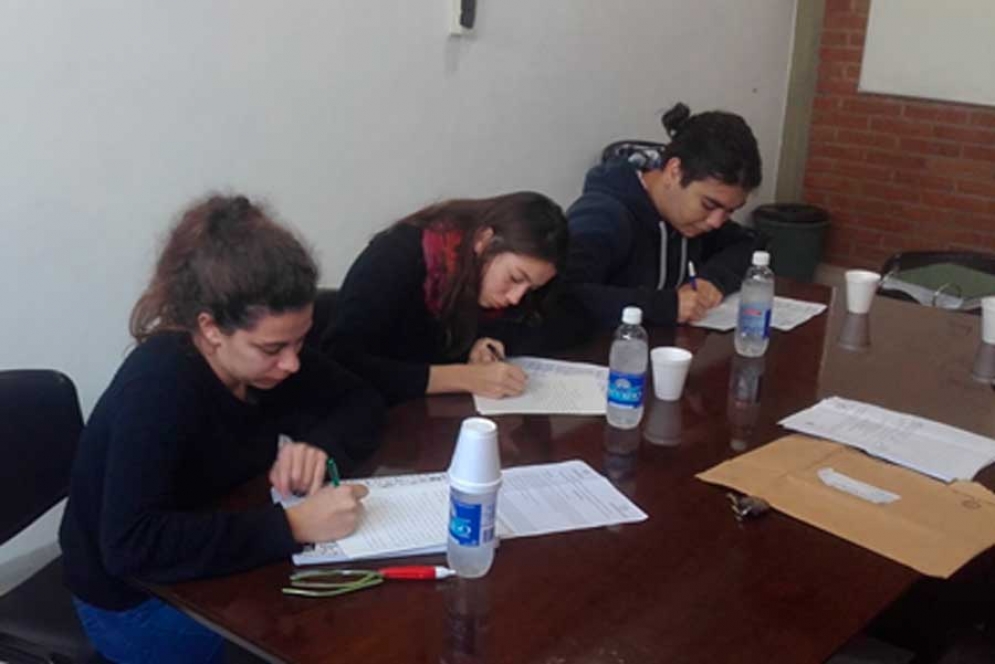 Camila Smith, Lara Odessky y Nahuel Medina participando del torneo. 
