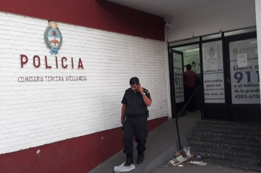 La puerta de la Comisaria N&deg;3 de Avellaneda donde Roncoli estuvo detenido.