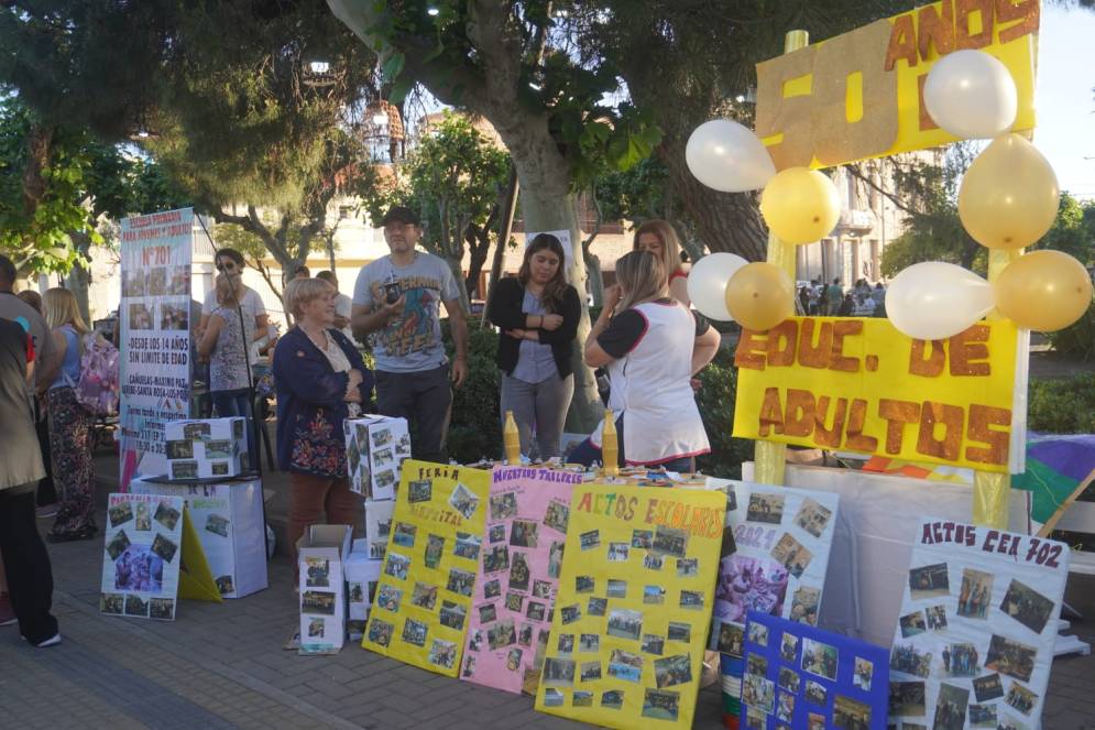 Los estudiantes hicieron realizaciones manuales.