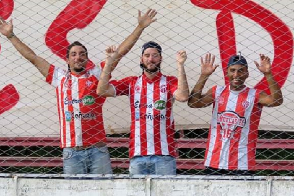 Los hinchas se ilusionan con el ascenso. Ph: Javier Morales.