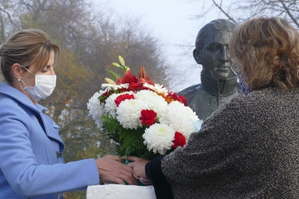 La mandataria local colocando la ofrenda floral. 
