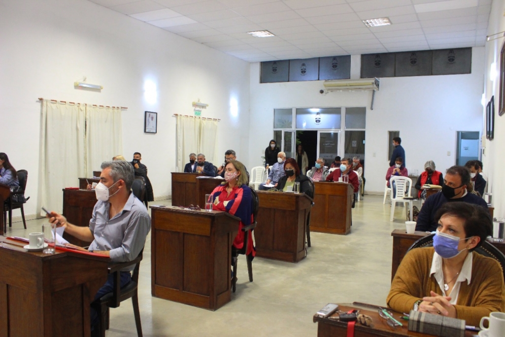 El presidente del bloque de Juntos, Carlos &Aacute;lvarez (izq.), tom&oacute; la palabra.