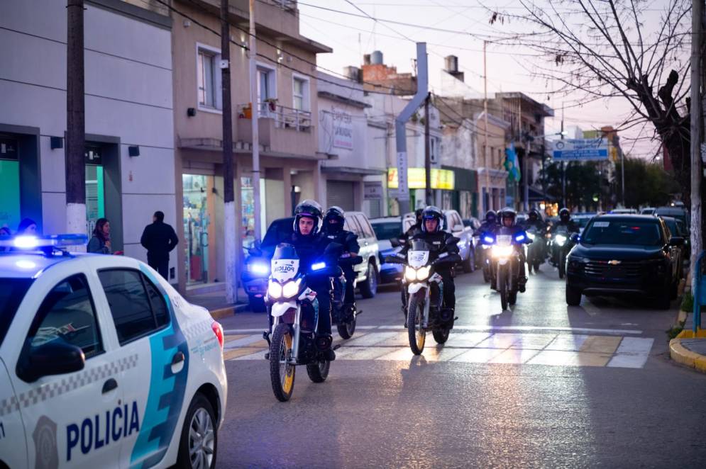 Antes de distribuirse en puntos clave, recorrieron la zona comercial.