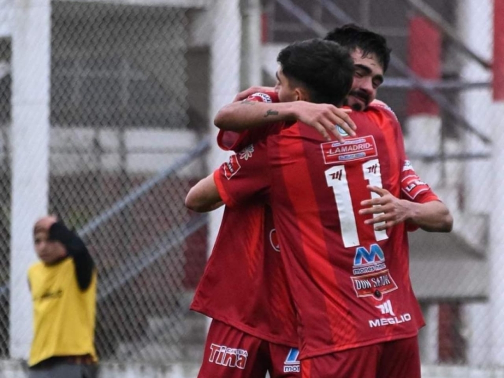 A Morales se le abri&oacute; el arco en el complemento. Ph: prensa CFC.