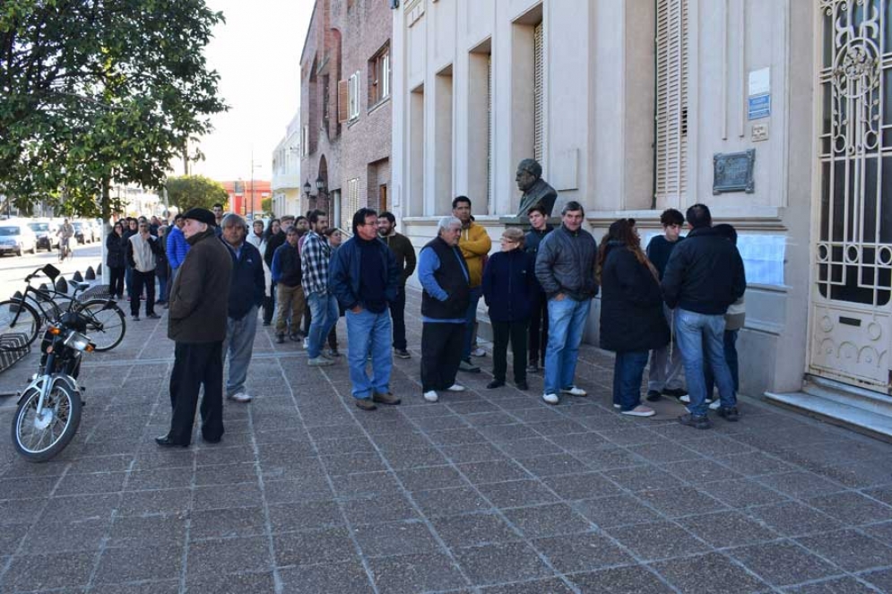 Los primeros votantes del d&iacute;a, esperando la apertura de puertas de la Escuela Primaria N&deg;1.