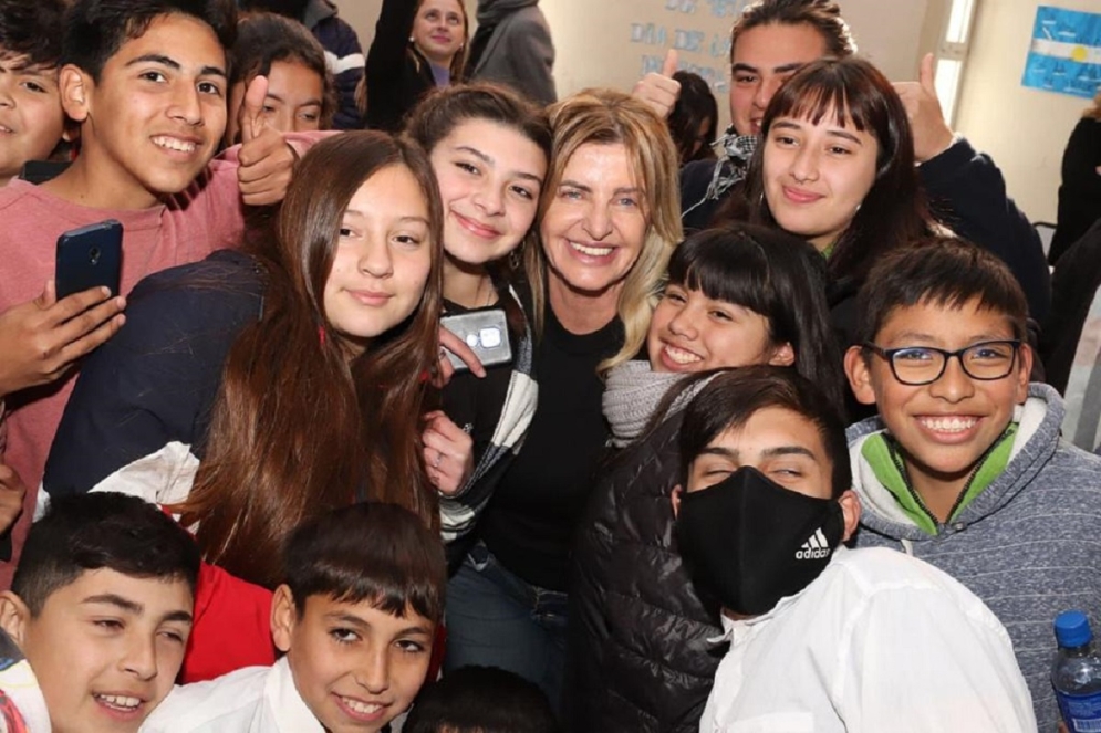 La intendenta rodeada de estudiantes.