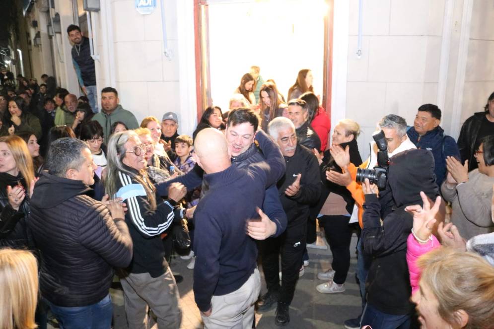 Dominguez recibiendo el saludo de los presentes.