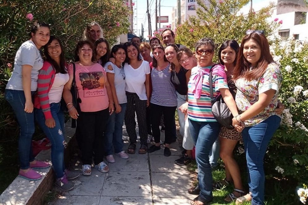 La Secretaria General de ATE, Graciela Perazzo junto a las trabajadoras festejando un logro que no fue. 