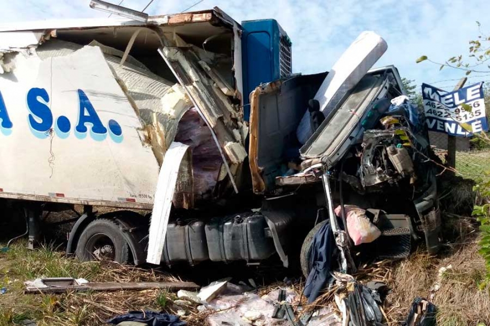 Un camionero se durmi&oacute; y provoc&oacute; un impresionante accidente