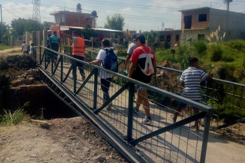 Despu&eacute;s del derrumbe, en marzo se instal&oacute; una pasarela peatonal en Combate de los Pozos.