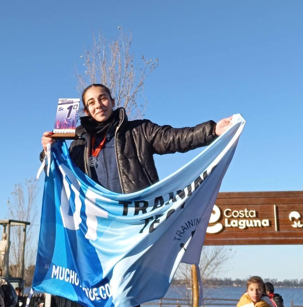 Ludmila Gonz&aacute;lez, en lo m&aacute;s alto, con la laguna de fondo.