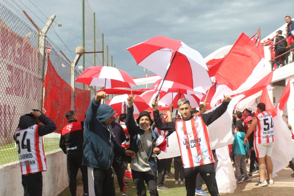 La hinchada de CFC estren&oacute; sombrillas.