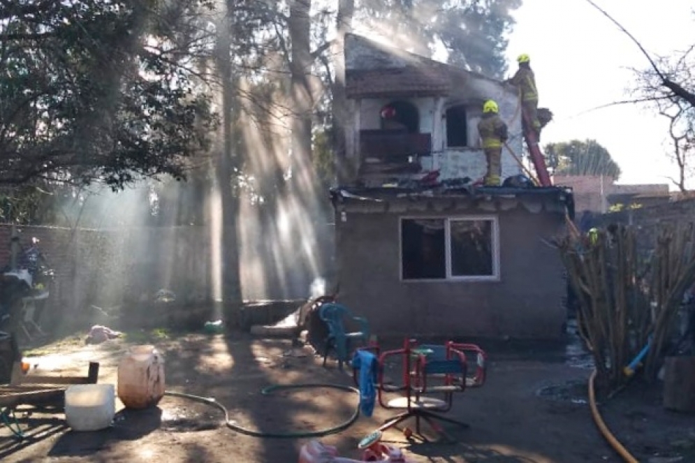 Los bomberos de Peti&oacute;n controlando el incendio.