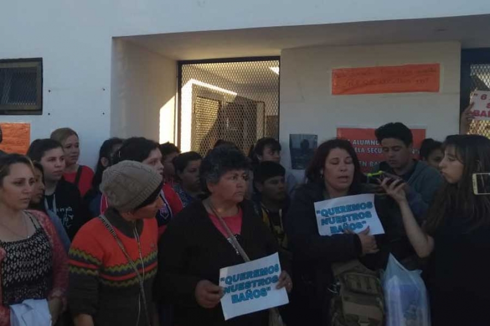 Los padres pidiendo por los ba&ntilde;os.