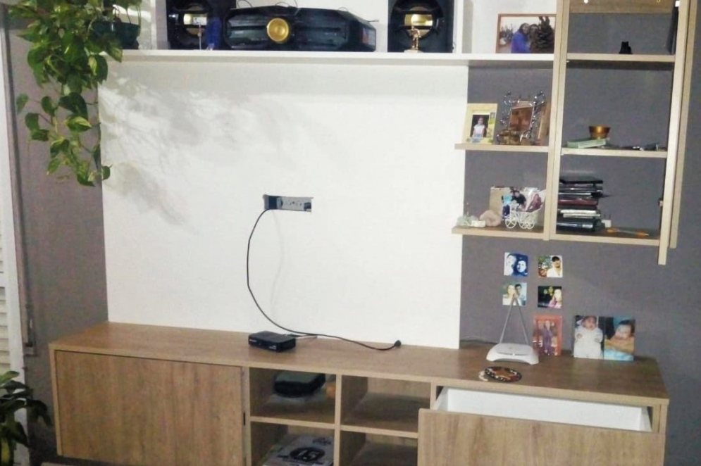 El rack del living sin la TV de 50".
