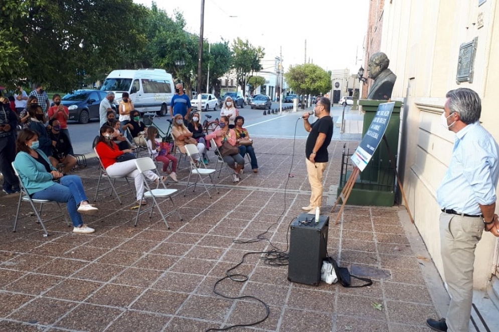 El consejero escolar, Marcelo Sabino, fue de los que tom&oacute; la palabra. 