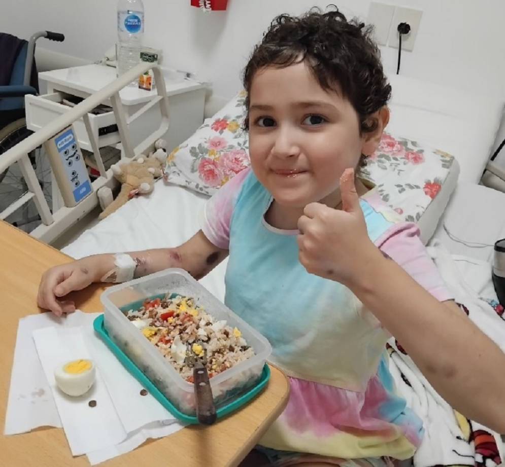 La peque&ntilde;a se mostr&oacute; de buen &aacute;nimo ayer. "Naciste bufalita", expres&oacute; su mam&aacute;.