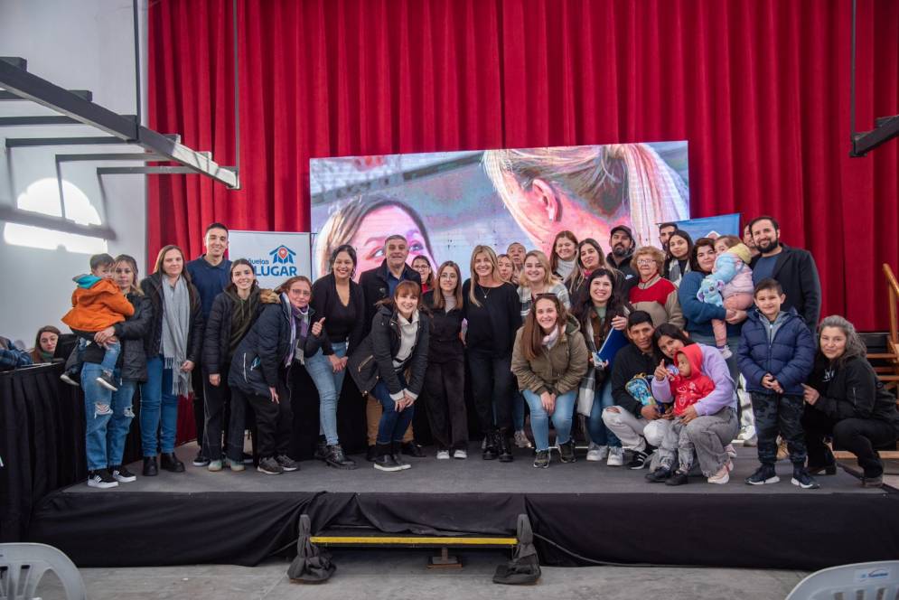 Los beneficiarios junto a la jefa comunal.